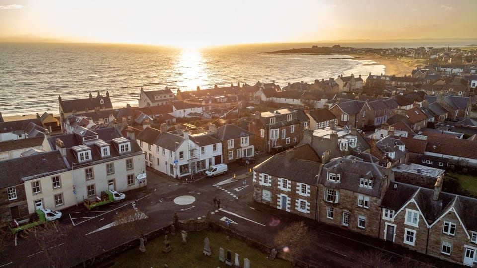 Property building, Nearby landmark, Day, Neighbourhood, Natural landscape, Bird's eye view, City view, Sea view, Street view, Location, Sunrise, Sunset