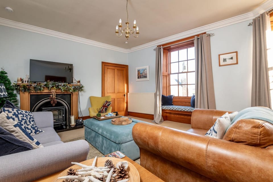 Communal lounge/ TV room, TV and multimedia, Living room, Seating area, Evening entertainment
