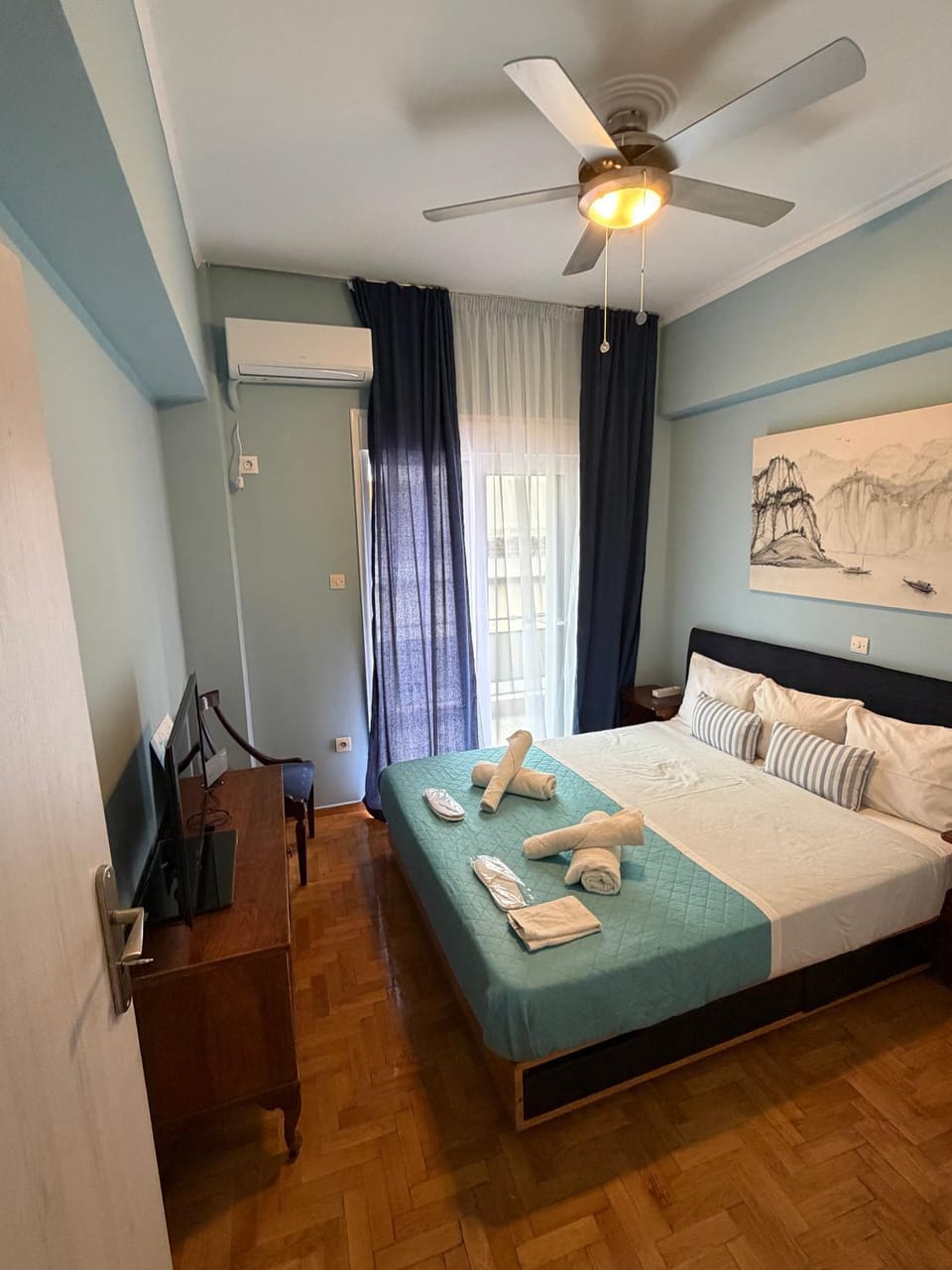Bed, TV and multimedia, Photo of the whole room, Bedroom