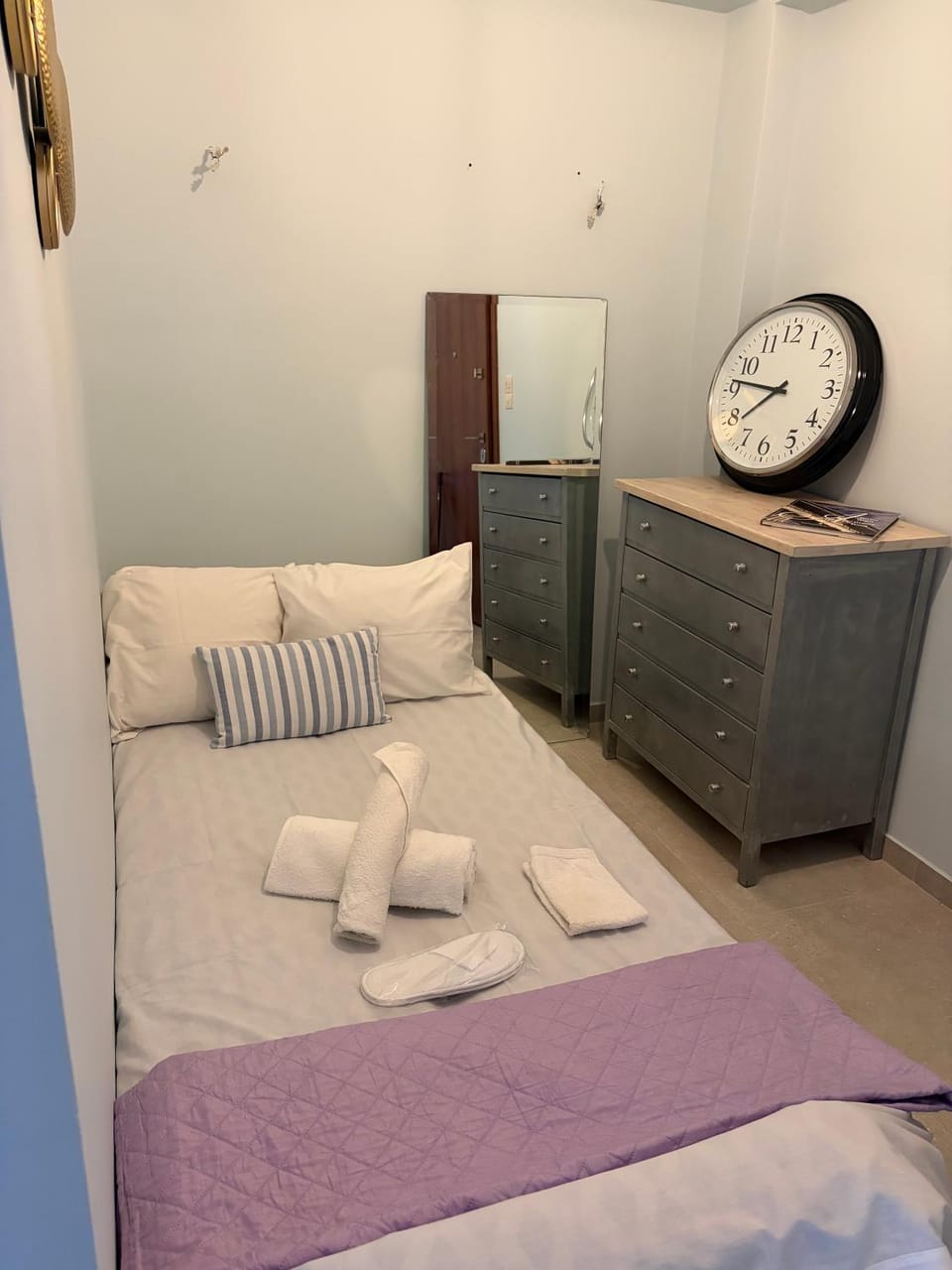 Bed, Seating area