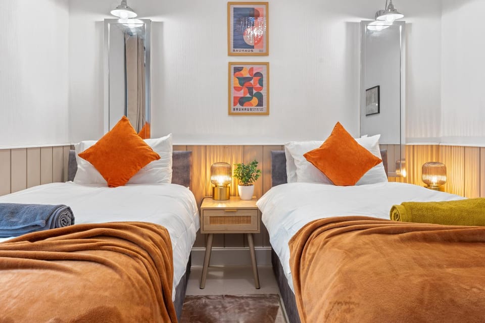 Churchill Apartment- 4 Beds- Free Parking- Near NEC BHX & HS2 Apartment in Metropolitan Borough of Solihull