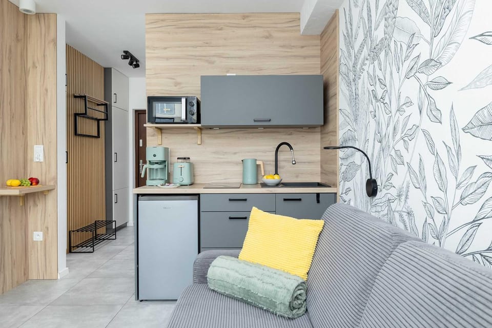 Coffee/tea facilities, Kitchen or kitchenette, stove