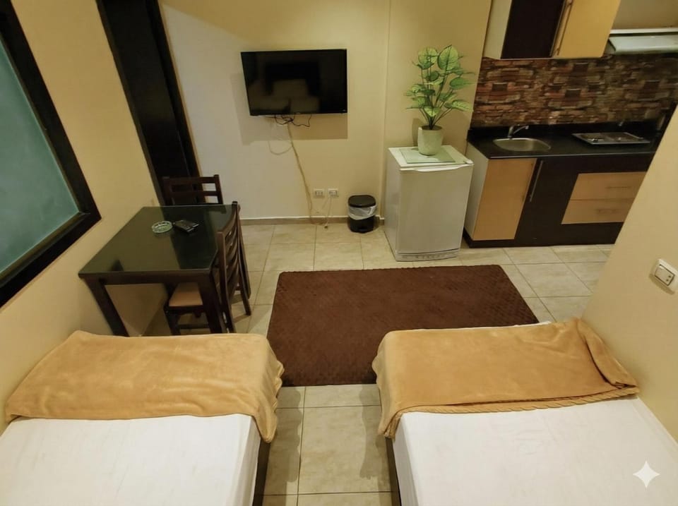 Bed, TV and multimedia, Kitchen or kitchenette, Photo of the whole room