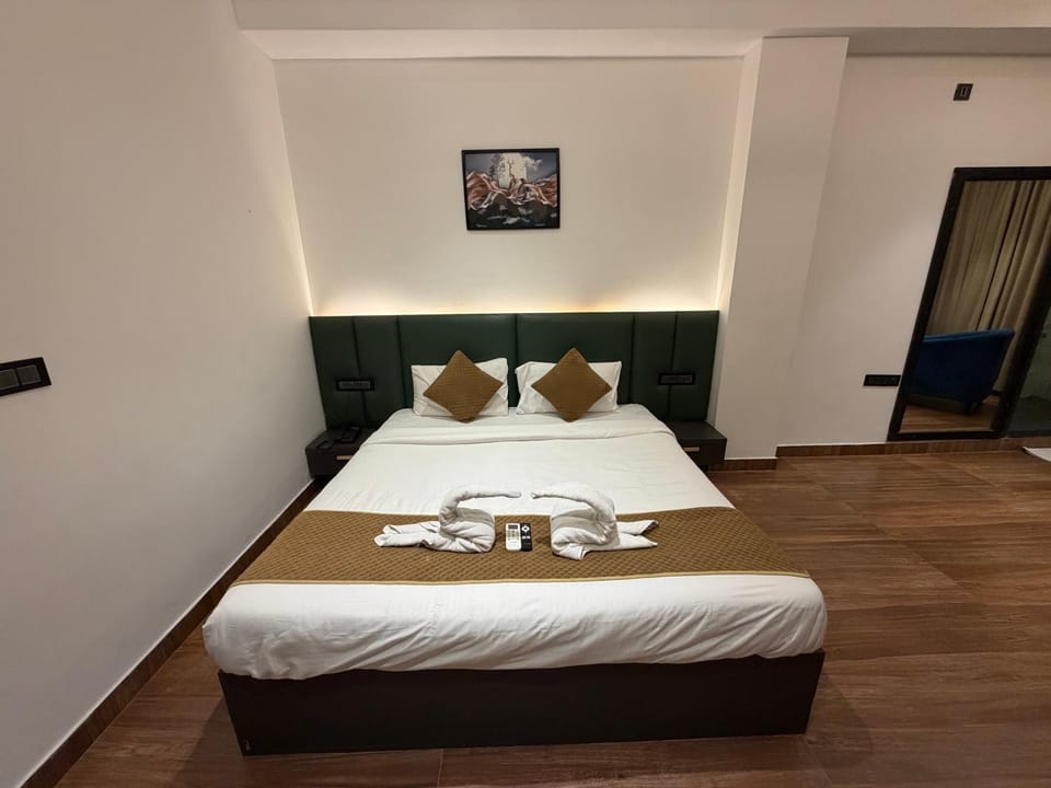Bed, Bedroom, towels