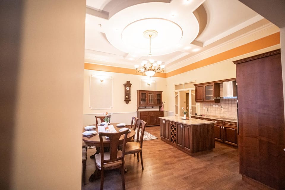 Kitchen or kitchenette, Seating area, Dining area