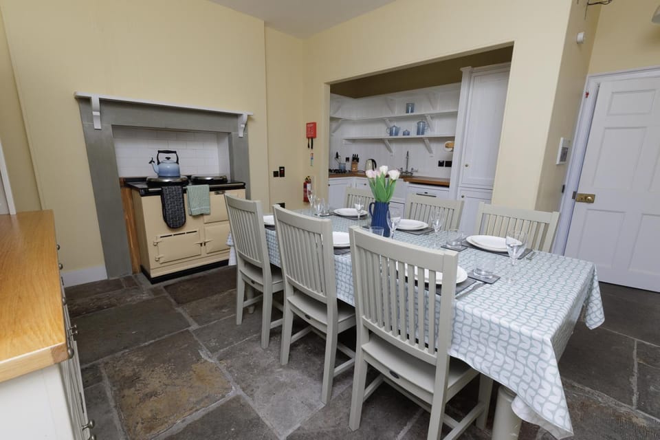 Kitchen or kitchenette, Dining area, stove