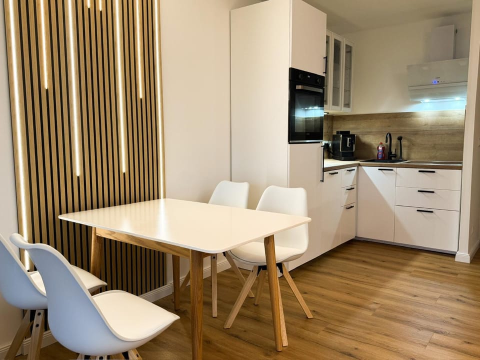 Photo of the whole room, Dining area, kitchen