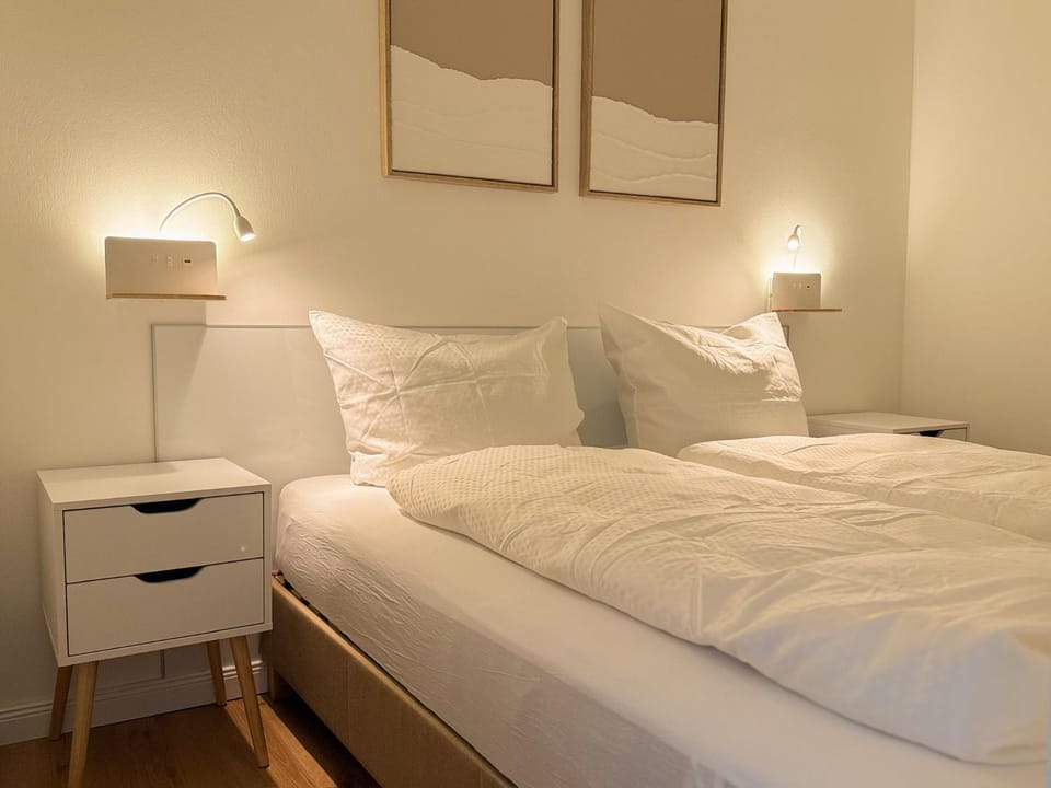 Photo of the whole room, Bedroom