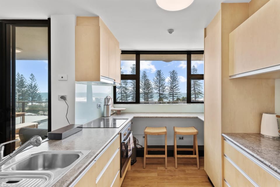 Kitchen or kitchenette, Dining area, stove