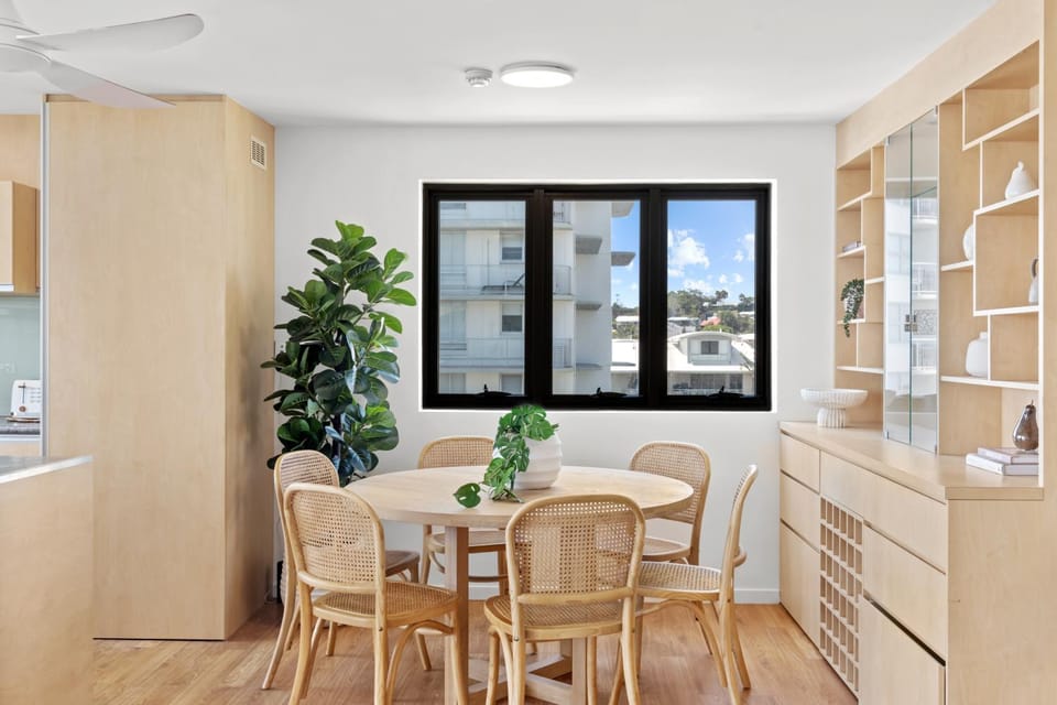 Kitchen or kitchenette, Living room, Seating area, Dining area