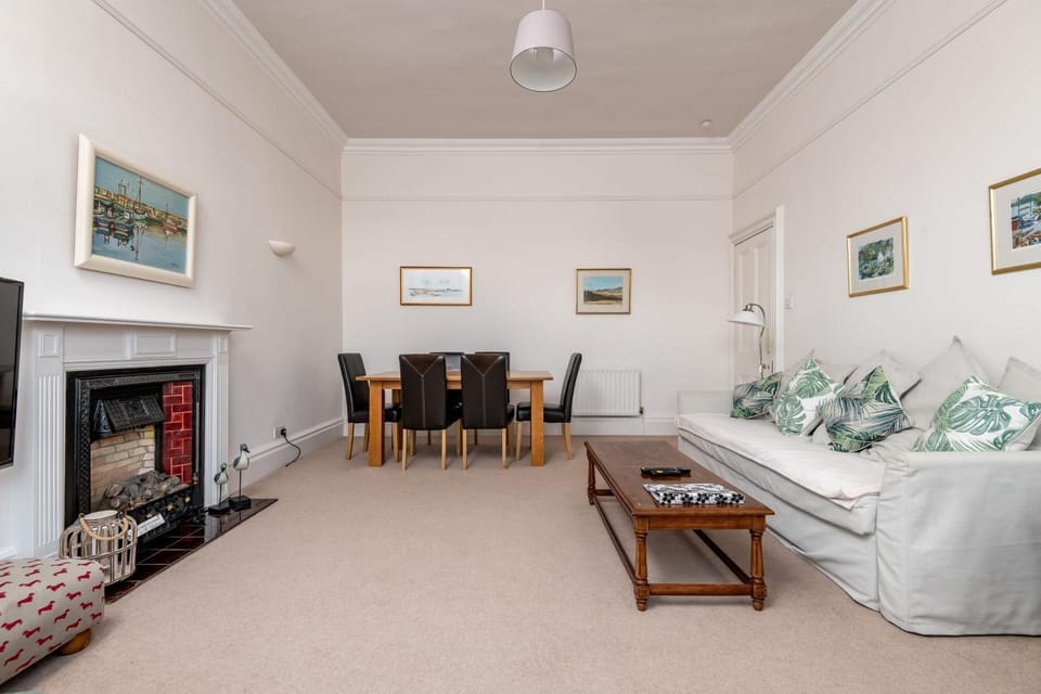 Communal lounge/ TV room, Living room