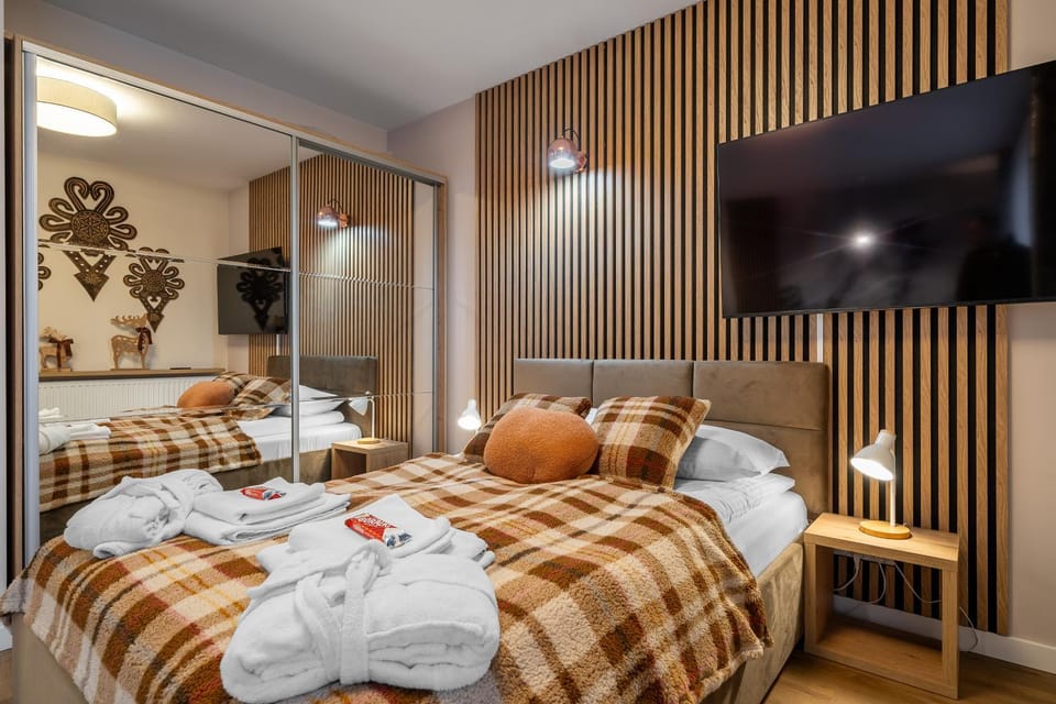 Bed, TV and multimedia, Photo of the whole room, Bedroom, towels