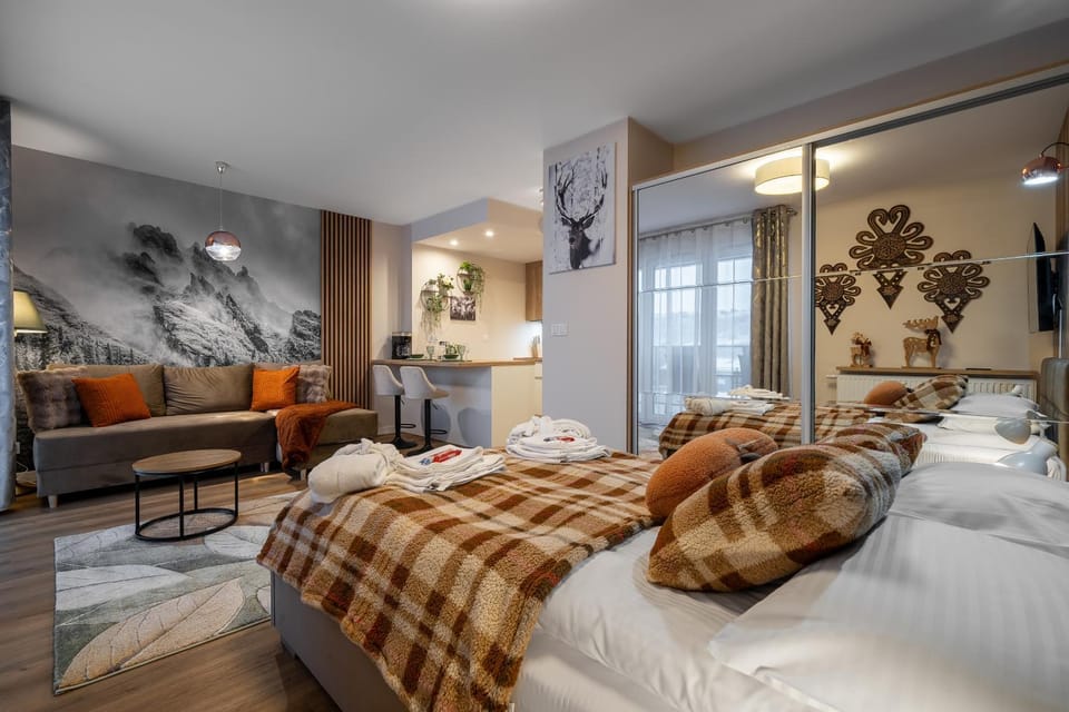 Bed, Living room, Photo of the whole room, Seating area, Bedroom, towels