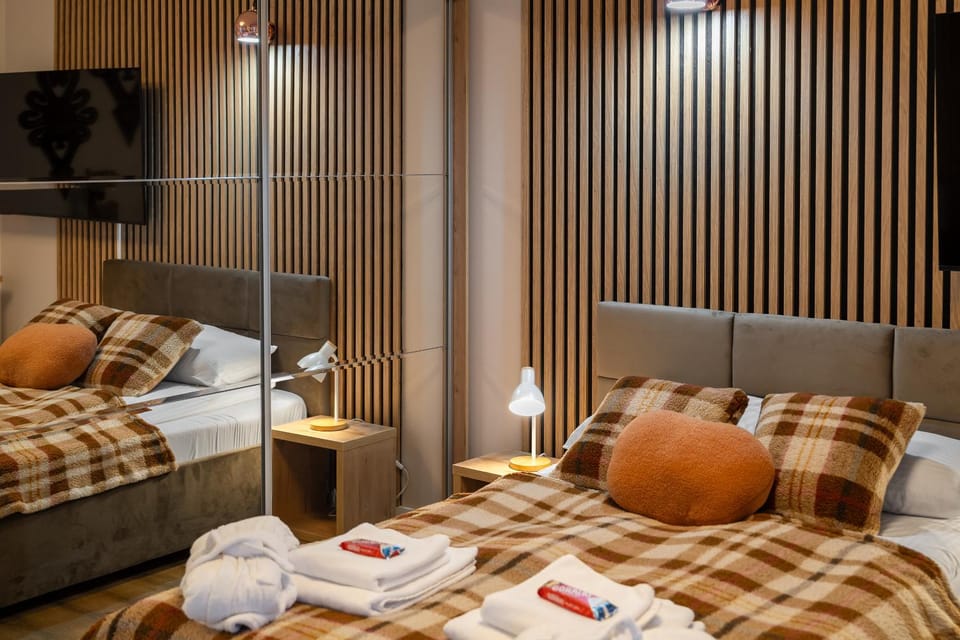 Bed, TV and multimedia, Photo of the whole room, Bedroom, towels