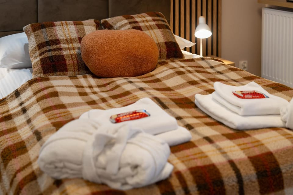 Bed, Photo of the whole room, Bedroom, towels