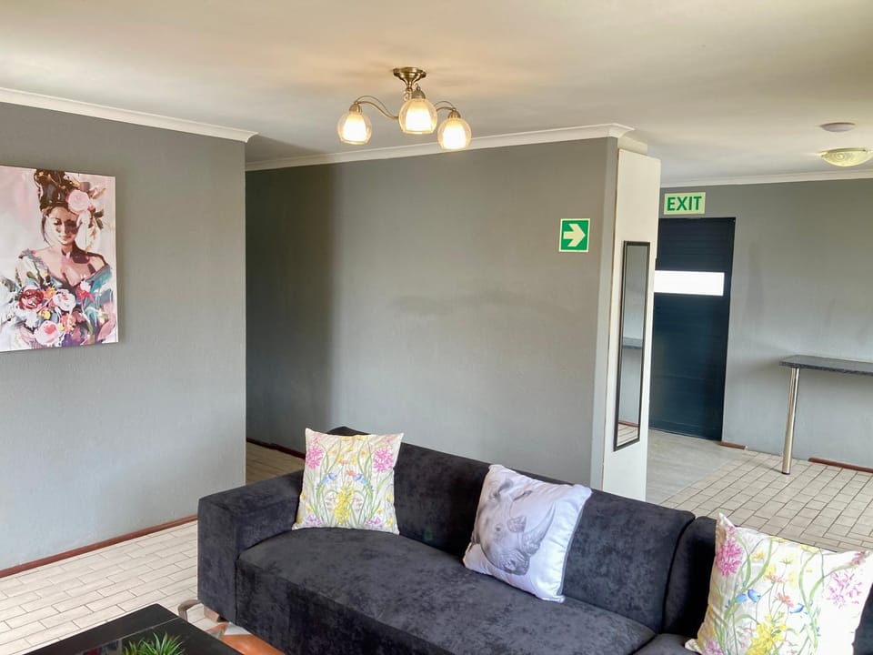 Unit 1, TraversHub Sleeps 6 Self-Catering Group Belhar, CT Apartment in Cape Town