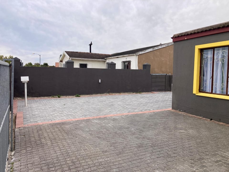 Unit 1, TraversHub Sleeps 6 Self-Catering Group Belhar, CT Apartment in Cape Town