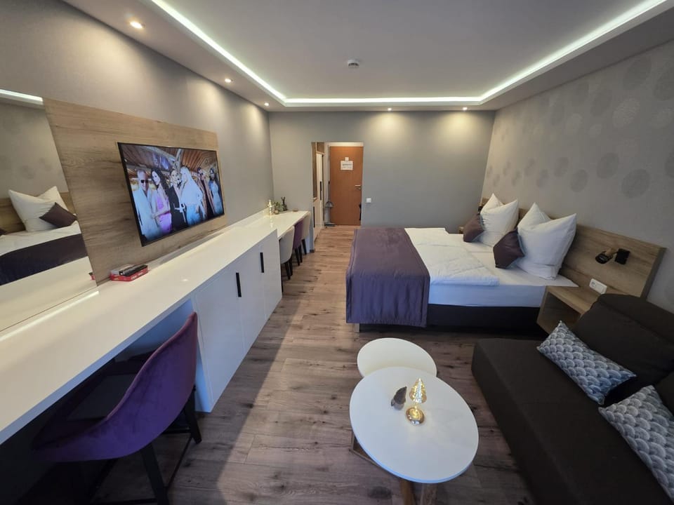 TV and multimedia, Living room, Photo of the whole room, Bedroom