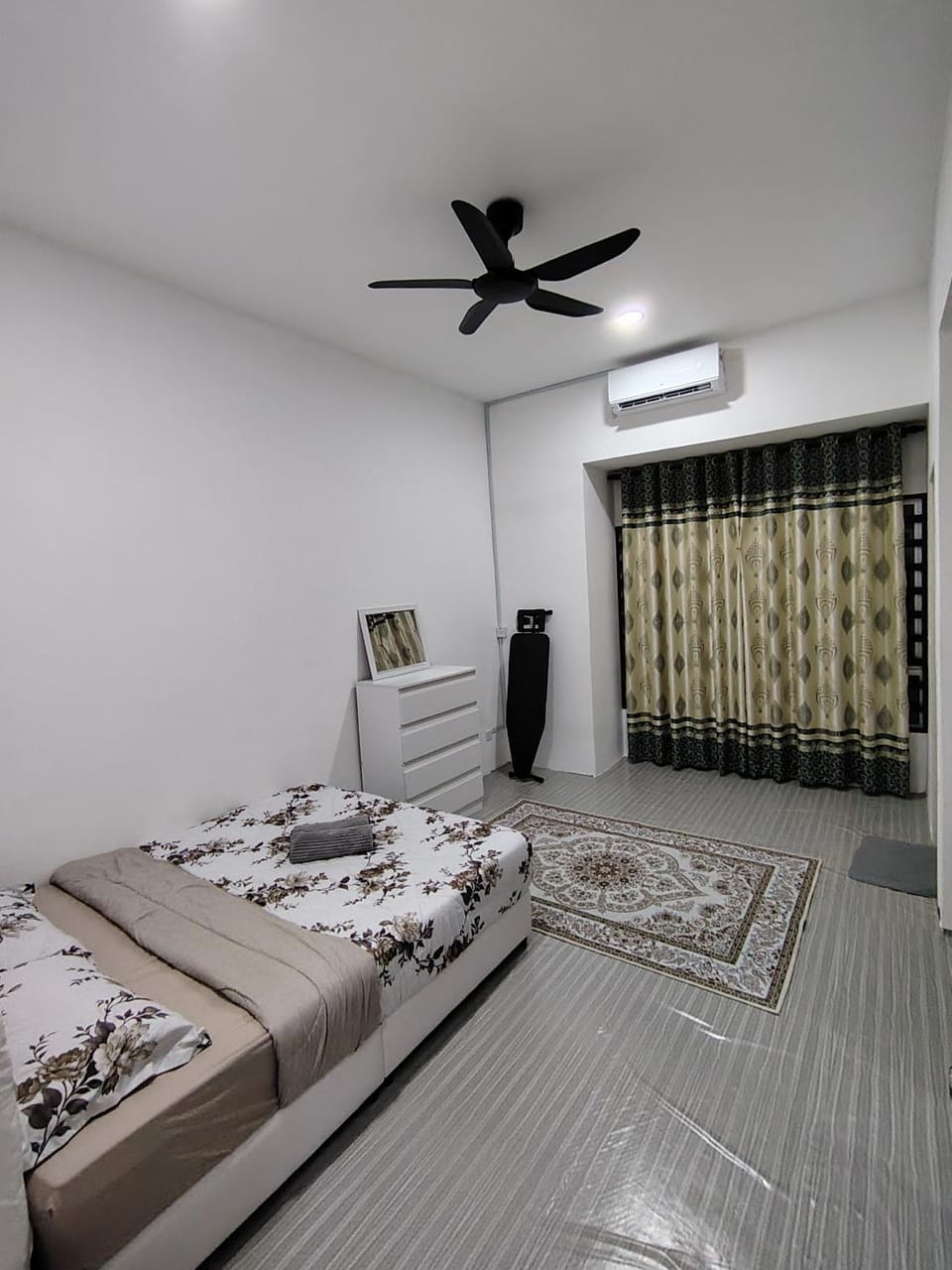 Bed, Bedroom, flat iron, wardrobe, air conditioner