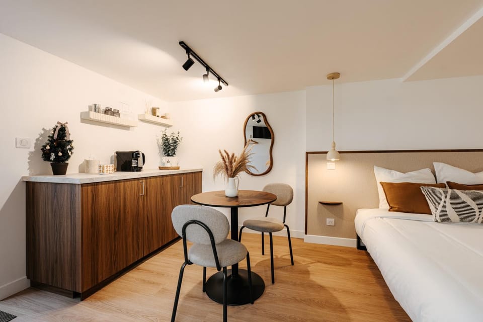 Photo of the whole room, Bedroom
