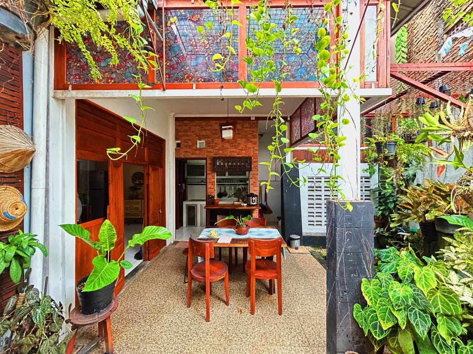 Garden, Living room, Seating area, Dining area, Garden view