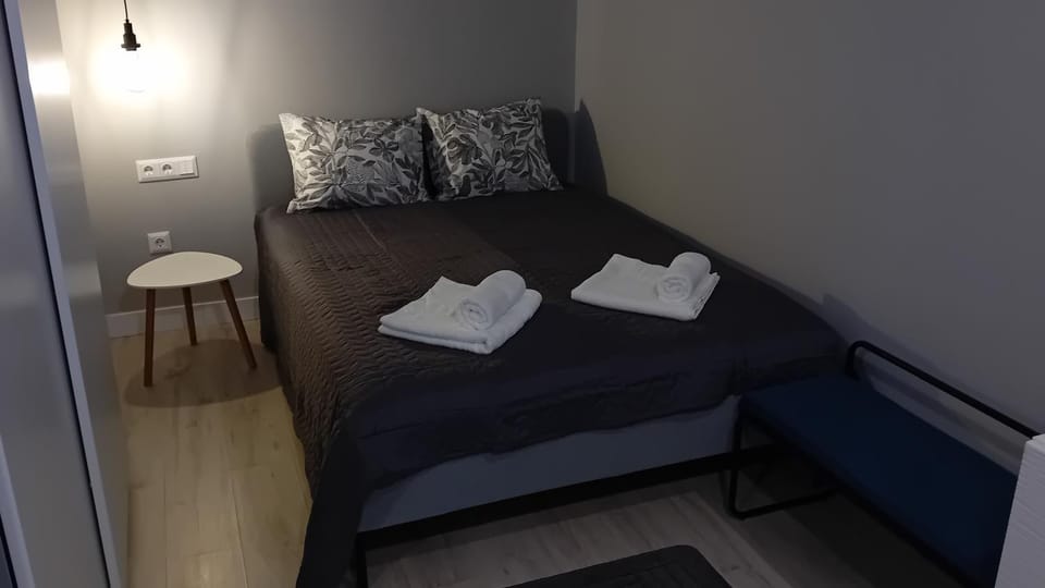 Bedroom, towels