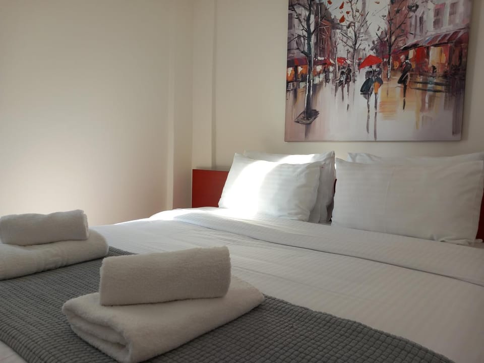 Bed, Photo of the whole room, Bedroom, towels