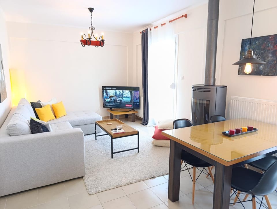 TV and multimedia, Living room, Seating area, Dining area, Evening entertainment