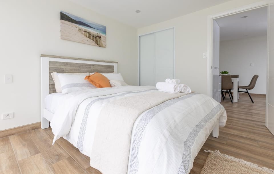 Bed, Bedroom, towels, wardrobe