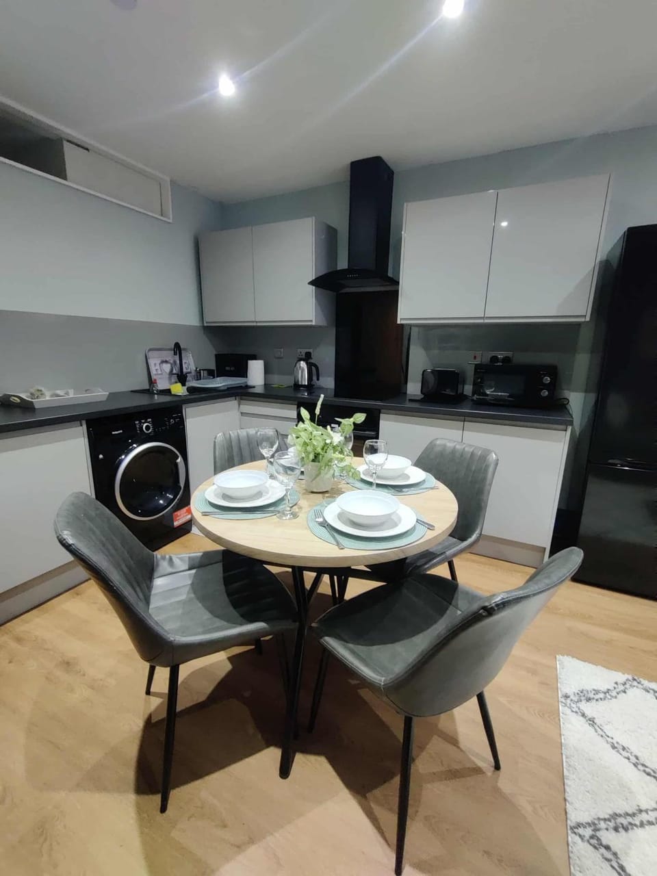 Kitchen or kitchenette, Dining area