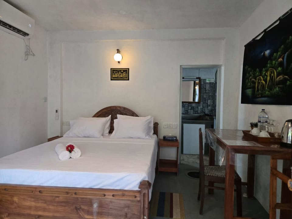 Bed, Dining area, Bedroom