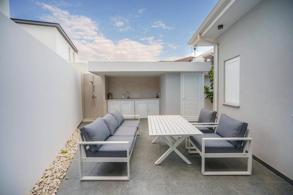 Villa Oro Hills w private hot tub jacuzzi House in Oroklini