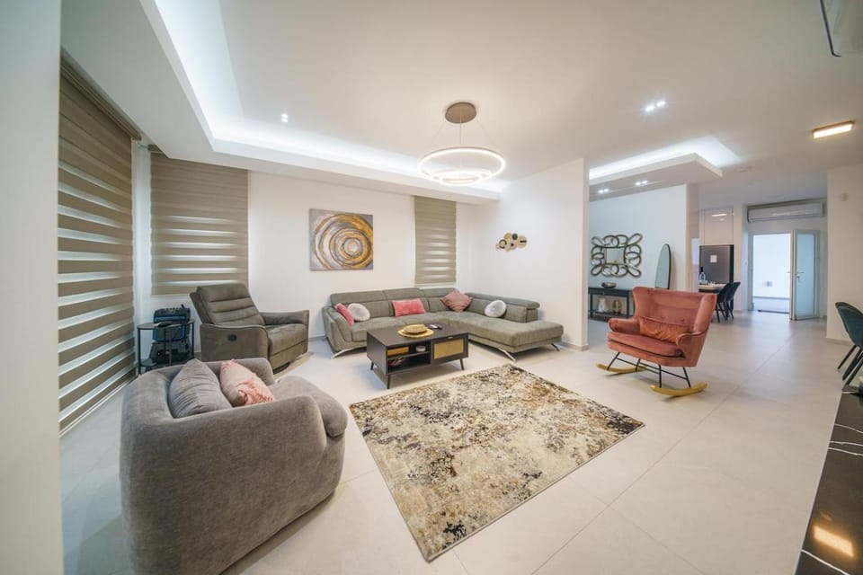 Villa Oro Hills w private hot tub jacuzzi House in Oroklini