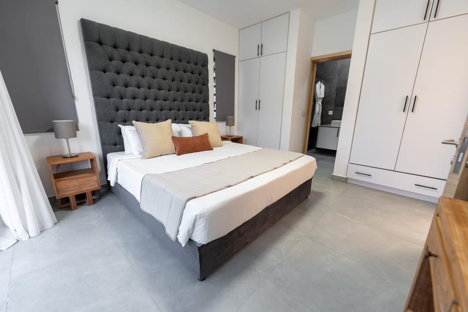 Bed, Living room, Photo of the whole room, Seating area, Bedroom, wardrobe