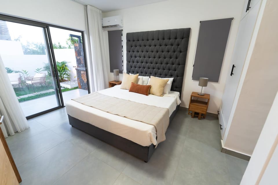Bed, Living room, Photo of the whole room, Seating area, Bedroom, towels