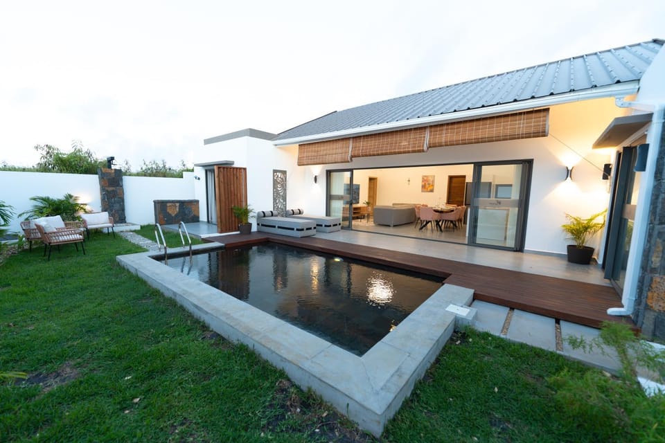 Property building, Day, Natural landscape, Garden, Garden, Garden view, Pool view, Swimming pool, sunbed