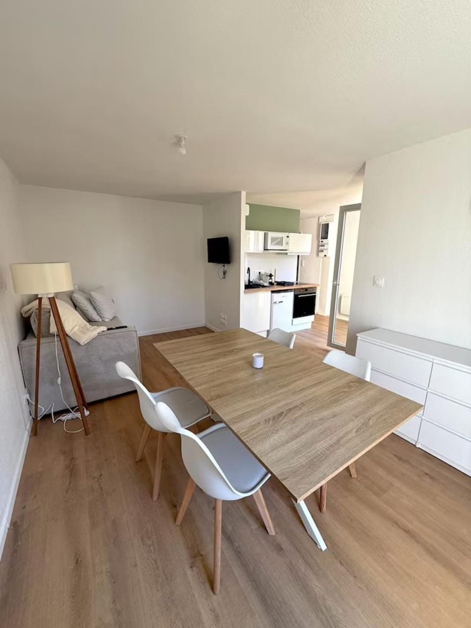 TV and multimedia, Kitchen or kitchenette, Living room, Seating area, Dining area