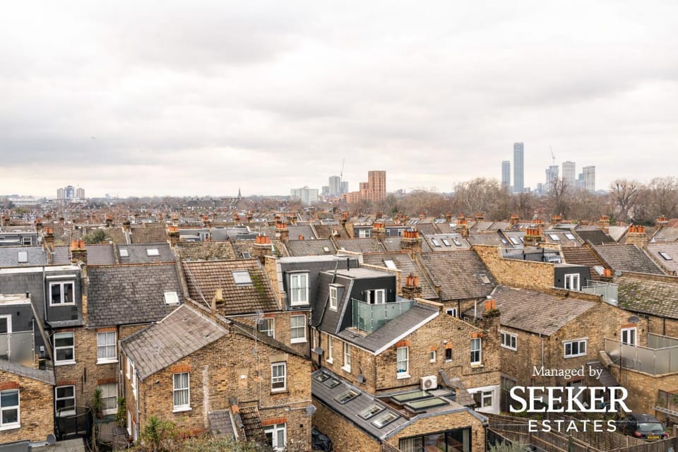 Top Floor 2Bed with Private Terrace in Shepherds Bush Near Westfield & Tube Apartment in London