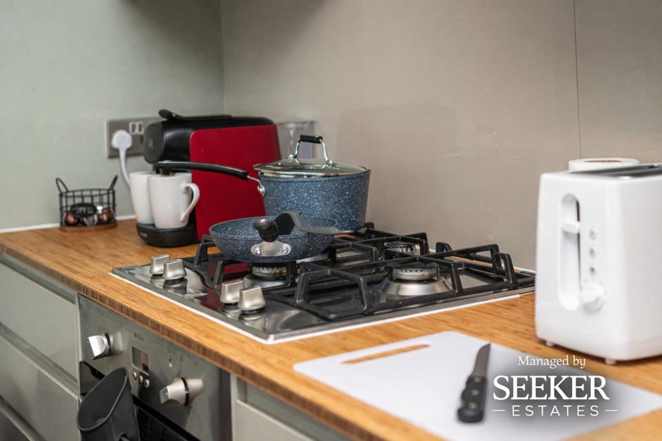 Coffee/tea facilities, oven, stove, kitchen