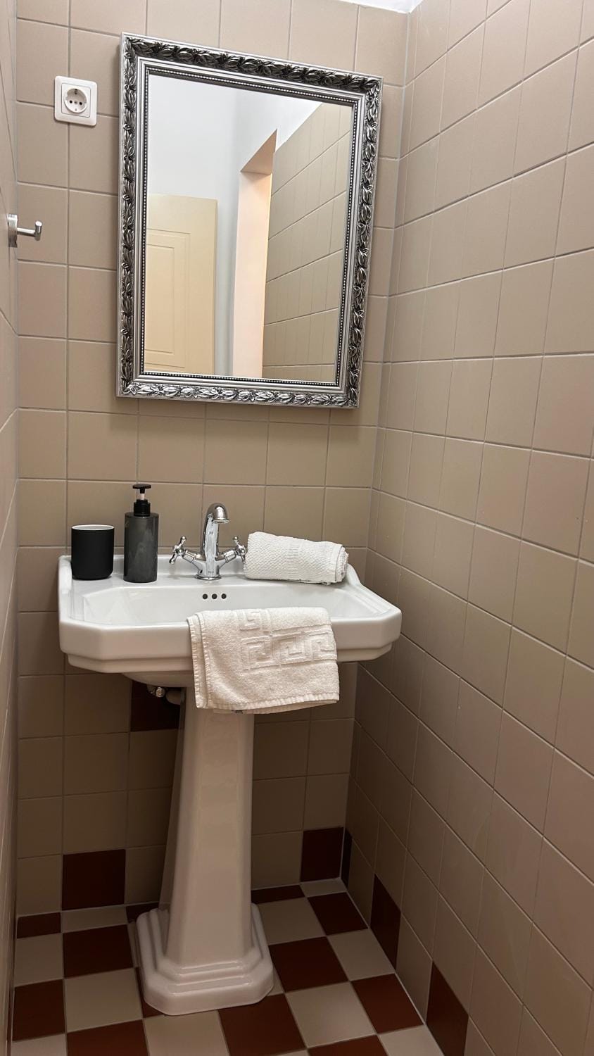 Bathroom, towels