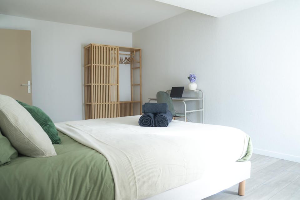 Bed, Photo of the whole room, Bedroom, towels, wardrobe