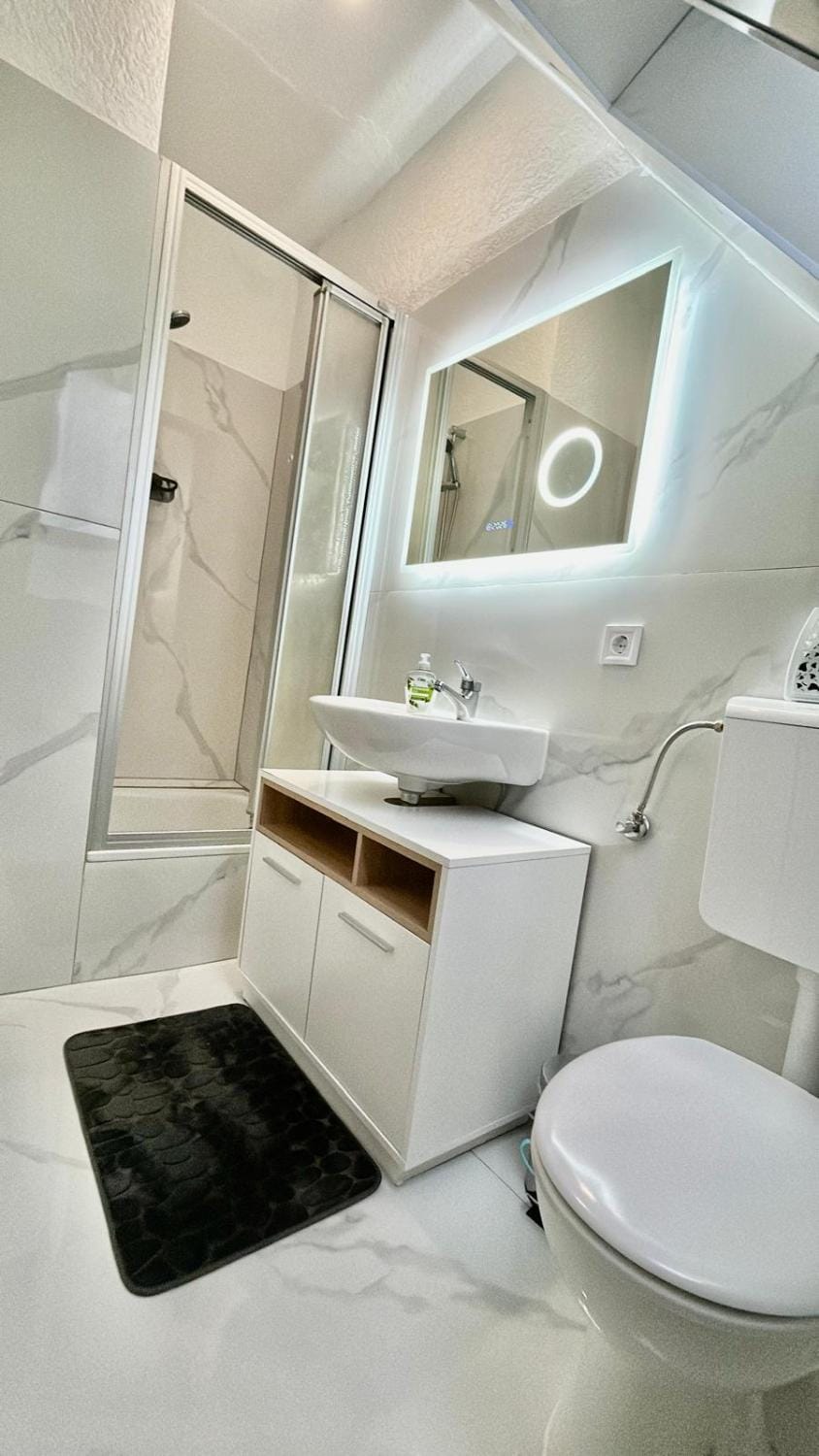 Shower, Toilet, Bathroom, Bath, towels