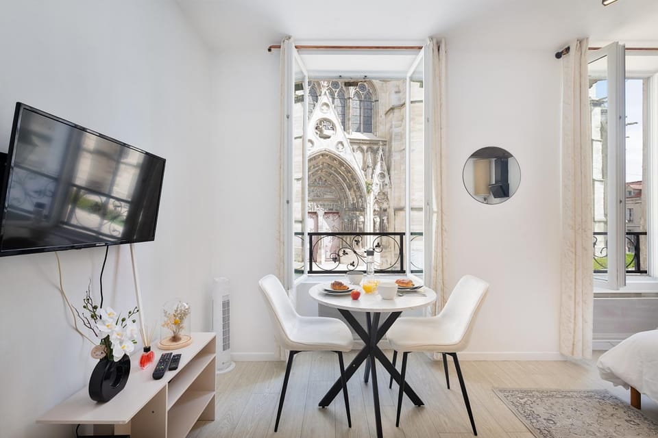 TV and multimedia, Dining area, City view