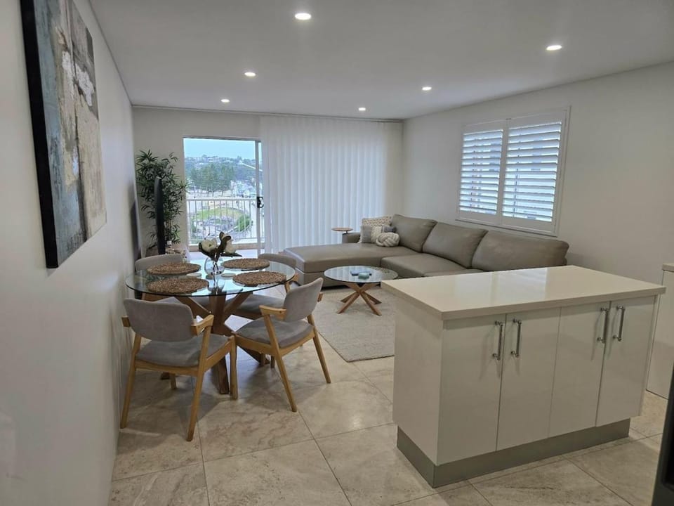 Kitchen or kitchenette, Living room, Seating area, Dining area