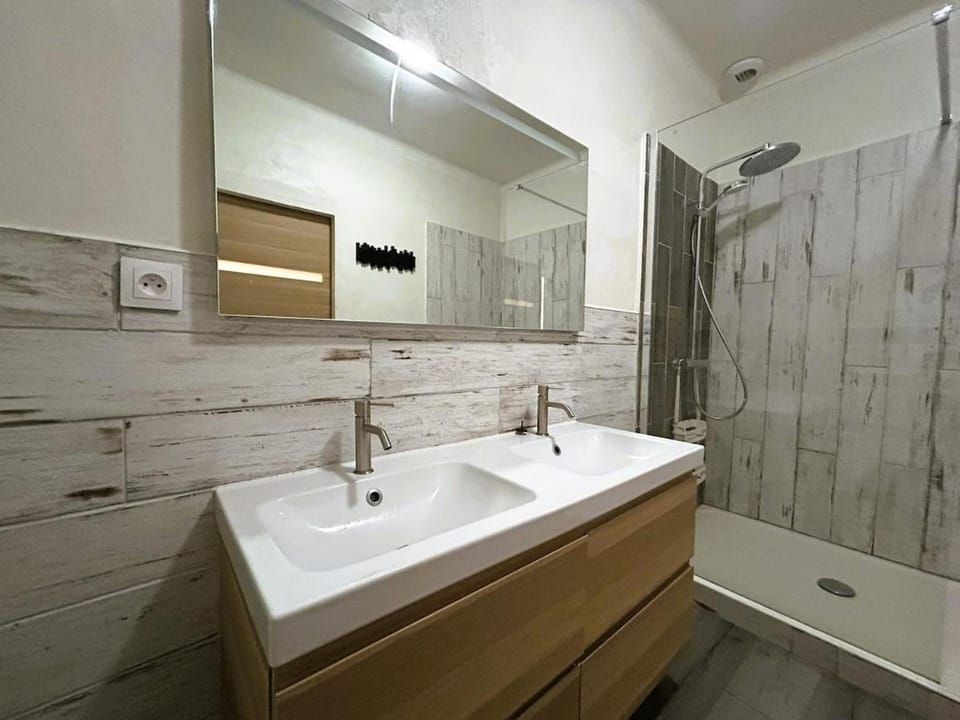 Shower, Toilet
