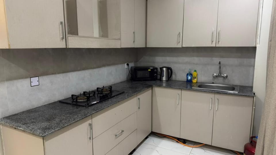 Coffee/tea facilities, Kitchen or kitchenette, dishwasher, stove