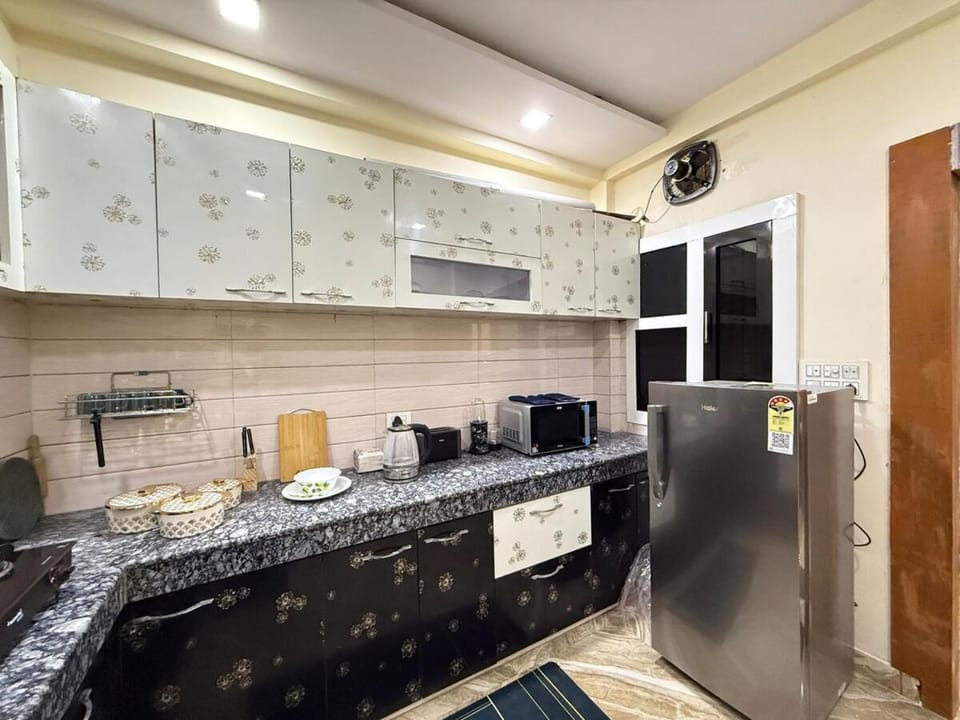 Coffee/tea facilities, Kitchen or kitchenette, microwave, stove, toaster