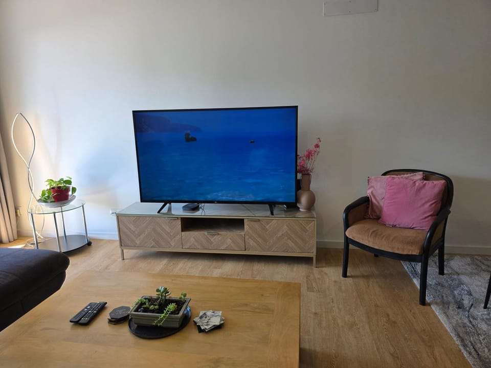 TV and multimedia, Living room, Evening entertainment