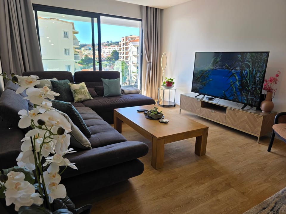 TV and multimedia, Living room, Evening entertainment