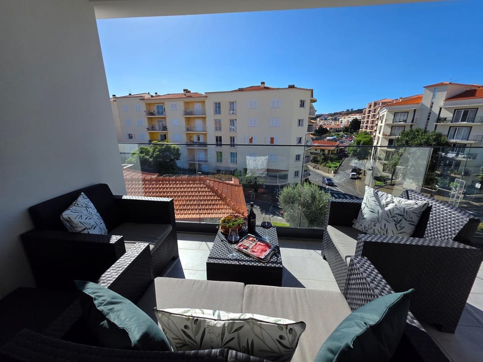 View (from property/room), Balcony/Terrace, City view